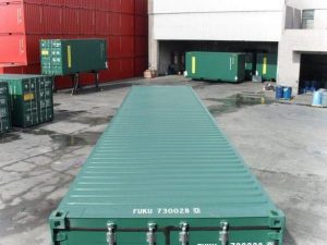 cek spesifikasi container 40 feet, ukuran kontainer 40 Feet panjang 40ft atau 12 m, lebar 8 ft atau 2.4 m, dan tinggi 9.6 ft atau 2.9 m, volume ruang sekitar 67.5 m3. 